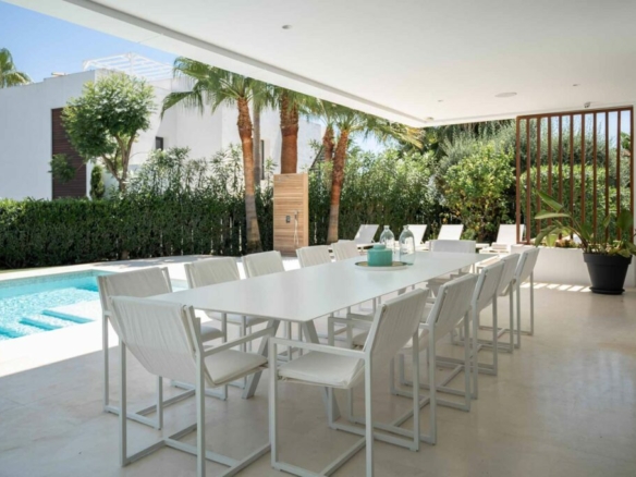 Altos Puente Romano, Marbella! 🌟 Modern 6B villa for rent –  Gated & Sea views