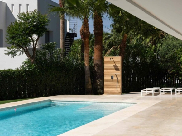 Altos Puente Romano, Marbella! 🌟 Modern 6B villa for rent –  Gated & Sea views