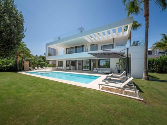 Altos Puente Romano, Marbella! 🌟 Modern 6B villa for rent –  Gated & Sea views