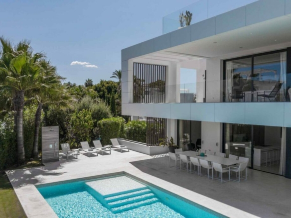 Altos Puente Romano, Marbella! 🌟 Modern 6B villa for rent –  Gated & Sea views