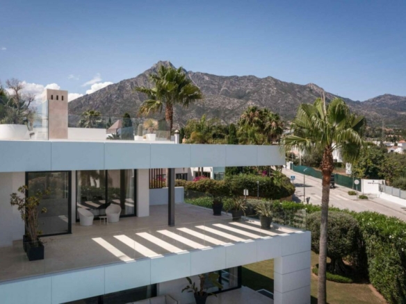 Altos Puente Romano, Marbella! 🌟 Modern 6B villa for rent –  Gated & Sea views