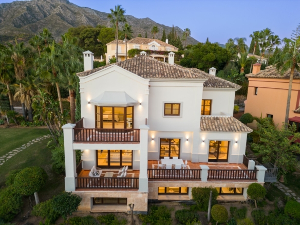 Turnkey 5-Bedroom Mediterranean House on Marbella’s Golden Mile: A Luxurious Retreat