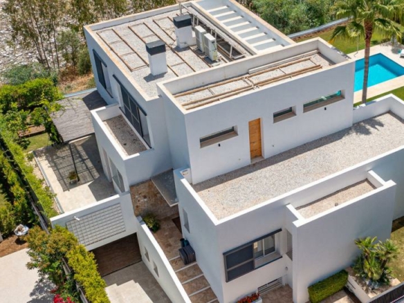 🌟 For Sale: Contemporary Style Villa Near Casasola Beach! 🏡🌊