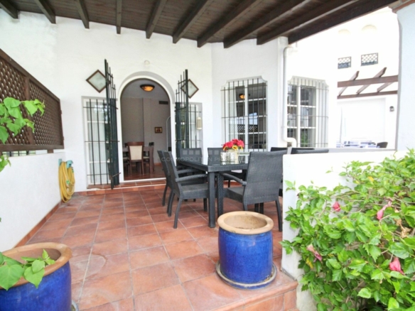 FOR SALE 🏡 CHARMING TOWNHOUSE ON THE FIRST LINE OF GOLF WITH SPECTACULAR VIEWS IN NUEVA ANDALUCÍA, MARBELLA 🌅