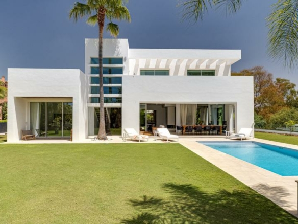 🌟 For Sale: Contemporary Style Villa Near Casasola Beach! 🏡🌊