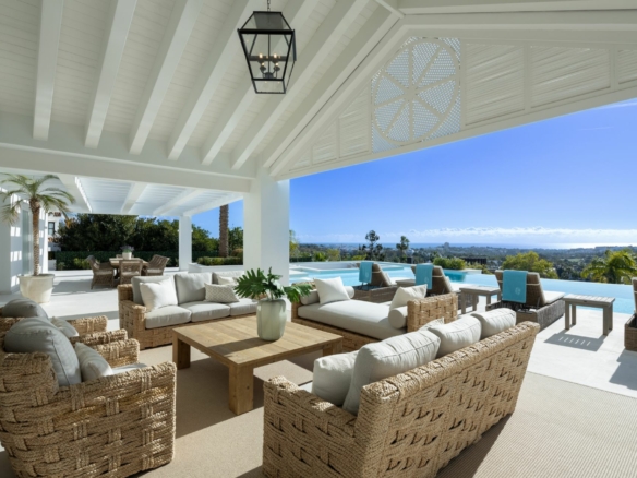 SOLD: Exclusive Retreat in La Cerquilla, Nueva Andalucia 🌅🏡🌺 Sea Views – Turnkey