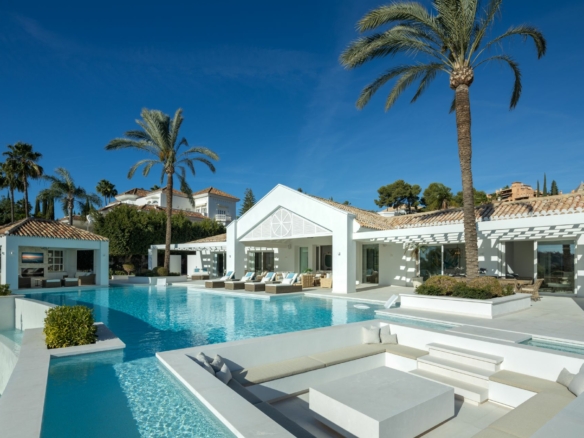 SOLD: Exclusive Retreat in La Cerquilla, Nueva Andalucia 🌅🏡🌺 Sea Views – Turnkey