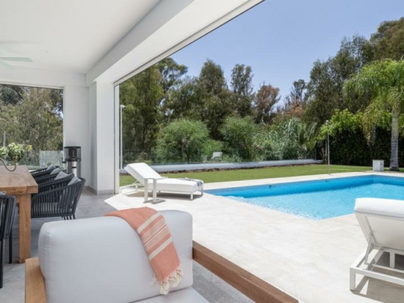 🌟 For Sale: Contemporary Style Villa Near Casasola Beach! 🏡🌊