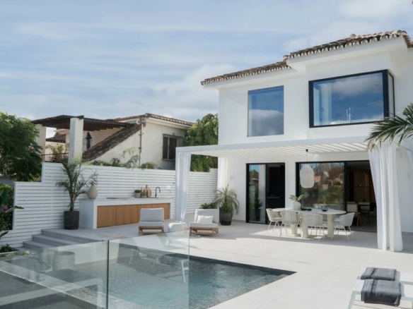 🏡 For Sale | Renovated Scandinavian Style Villa in Puerto Banús, Marbella 🌴