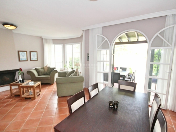FOR SALE 🏡 CHARMING TOWNHOUSE ON THE FIRST LINE OF GOLF WITH SPECTACULAR VIEWS IN NUEVA ANDALUCÍA, MARBELLA 🌅