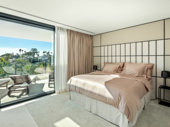 Nueva Andalucia – Modern 5B Villa -Turnkey