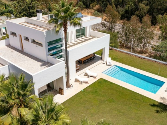 🌟 For Sale: Contemporary Style Villa Near Casasola Beach! 🏡🌊