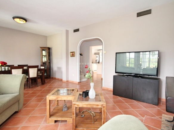 FOR SALE 🏡 CHARMING TOWNHOUSE ON THE FIRST LINE OF GOLF WITH SPECTACULAR VIEWS IN NUEVA ANDALUCÍA, MARBELLA 🌅