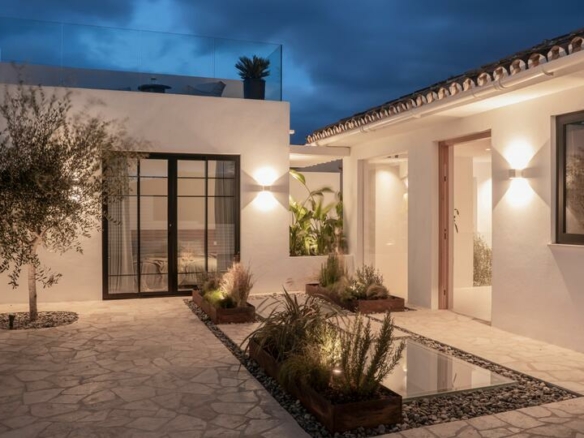 🏡 For Sale | Renovated Scandinavian Style Villa in Puerto Banús, Marbella 🌴