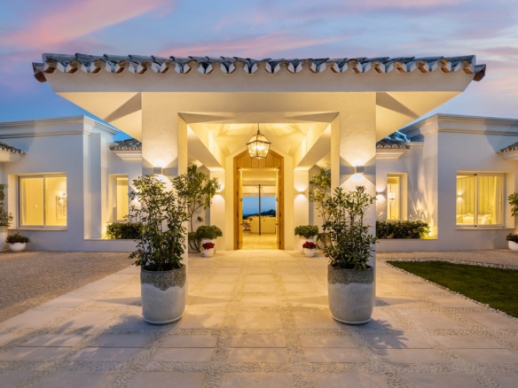 SOLD: Exclusive Retreat in La Cerquilla, Nueva Andalucia 🌅🏡🌺 Sea Views – Turnkey