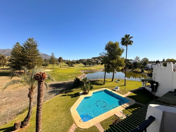 FOR SALE 🏡 CHARMING TOWNHOUSE ON THE FIRST LINE OF GOLF WITH SPECTACULAR VIEWS IN NUEVA ANDALUCÍA, MARBELLA 🌅