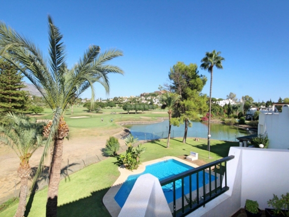 FOR SALE 🏡 CHARMING TOWNHOUSE ON THE FIRST LINE OF GOLF WITH SPECTACULAR VIEWS IN NUEVA ANDALUCÍA, MARBELLA 🌅