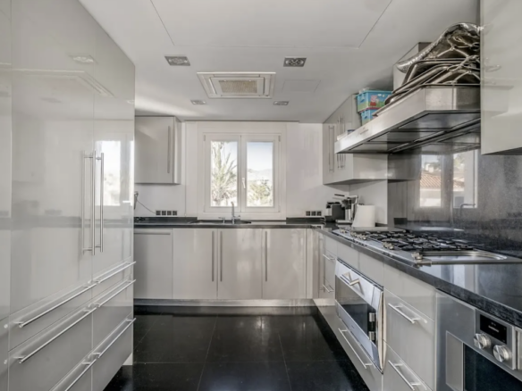 For sale 🏡 9B Modern Villa in Nueva Andalucía, Marbella 🌴