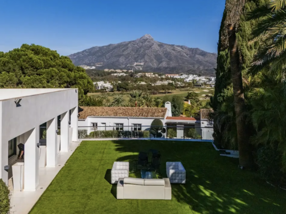 For sale 🏡 9B Modern Villa in Nueva Andalucía, Marbella 🌴