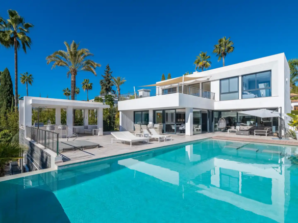 For sale 🏡 Nueva Andalucía – 5B Modern Villa – Gated – Central