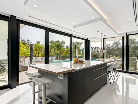 For sale 🏡 Nueva Andalucía – 5B Modern Villa – Gated – Central