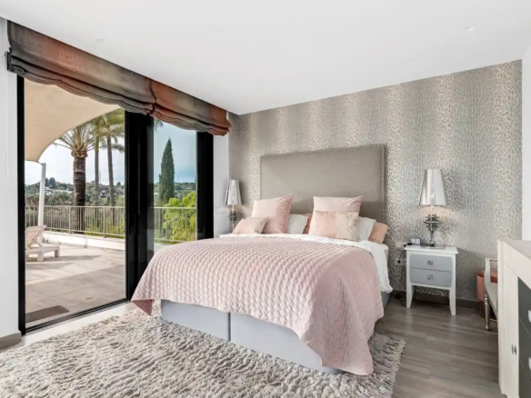 For sale 🏡 Nueva Andalucía – 5B Modern Villa – Gated – Central