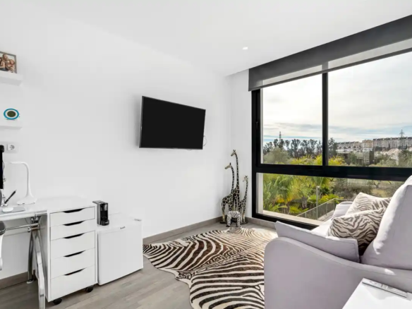 For sale 🏡 Nueva Andalucía – 5B Modern Villa – Gated – Central