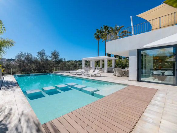 For sale 🏡 Nueva Andalucía – 5B Modern Villa – Gated – Central