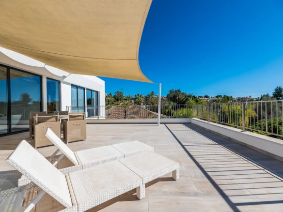 For sale 🏡 Nueva Andalucía – 5B Modern Villa – Gated – Central