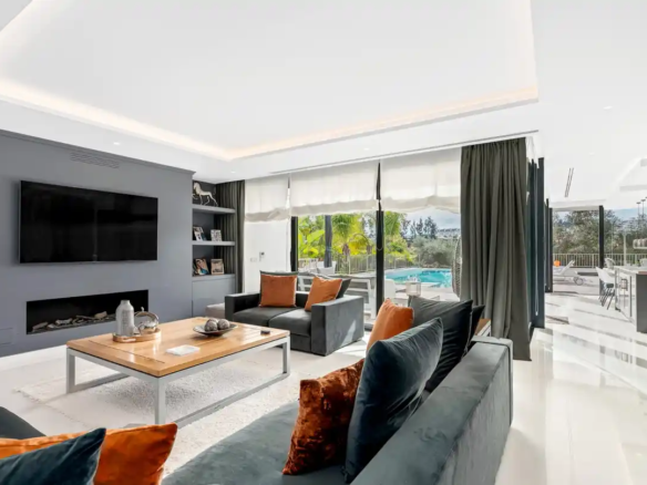 For sale 🏡 Nueva Andalucía – 5B Modern Villa – Gated – Central