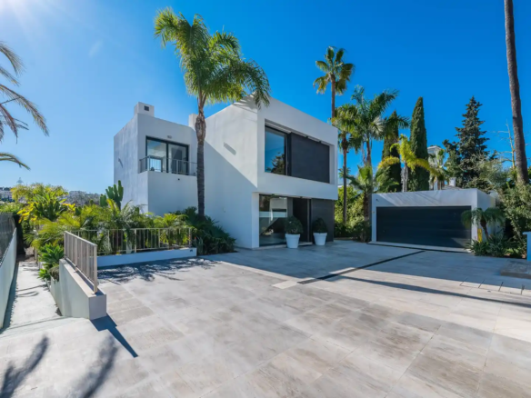 For sale 🏡 Nueva Andalucía – 5B Modern Villa – Gated – Central