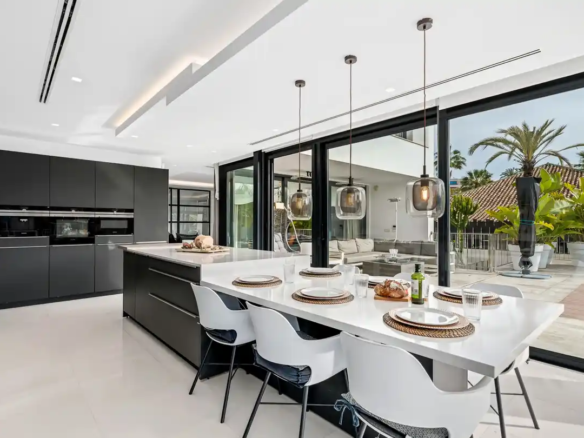 For sale 🏡 Nueva Andalucía – 5B Modern Villa – Gated – Central