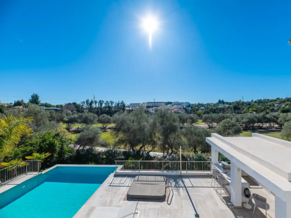 For sale 🏡 Nueva Andalucía – 5B Modern Villa – Gated – Central