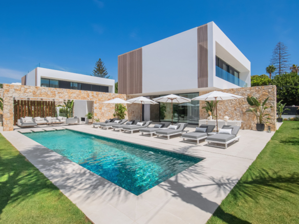 🏡 For Sale | Modern 6-Bedroom Villa in Cortijo Blanco Beach, Marbella – €3,795,000 🌴