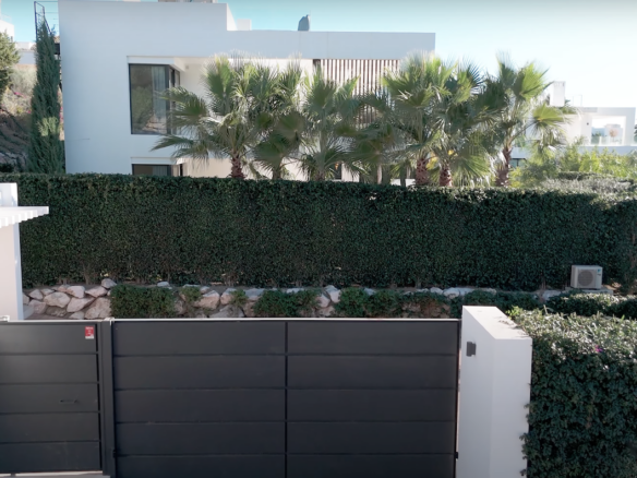 Nueva Andalucia – Modern 5B Villa – Gated – Turnkey