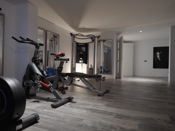 Nueva Andalucia – Modern 5B Villa – Gated – Turnkey