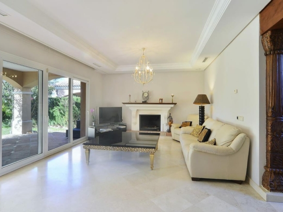 🏡 Stunning 4-Bedroom Villa in Nueva Andalucía 🌅