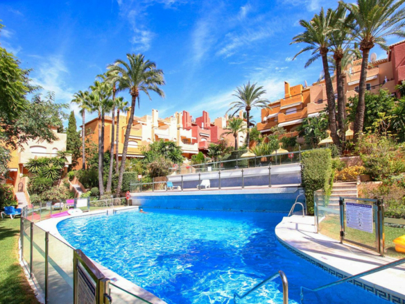 🏠 For Sale: 3-Bedroom Townhouse in Marbella Center