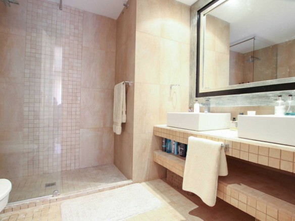 🏠 For Sale: 3-Bedroom Townhouse in Marbella Center