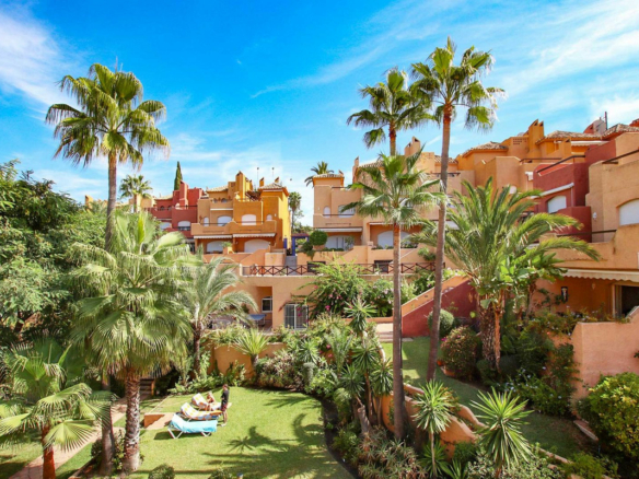 🏠 For Sale: 3-Bedroom Townhouse in Marbella Center