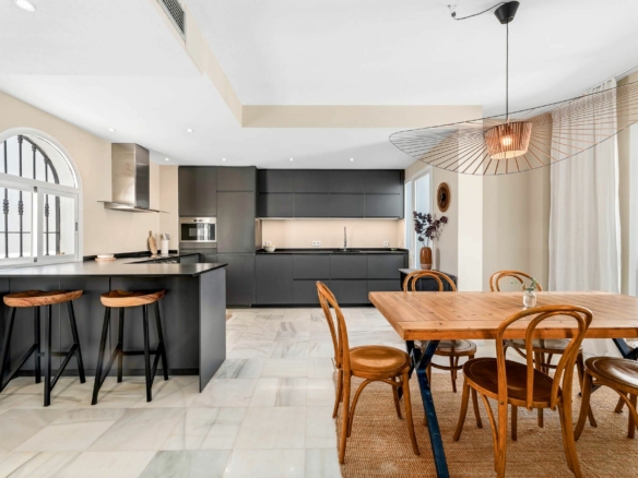 🏠 FOR SALE: NUEVA ANDALUCÍA   3-BEDROOM PENTHOUSE DUPLEX IN PRIME LOCATION