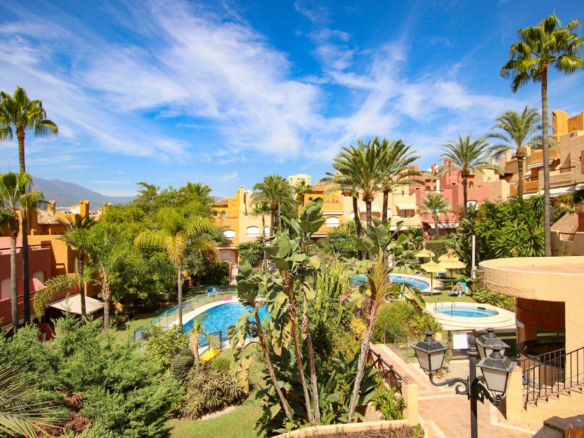 🏠 For Sale: 3-Bedroom Townhouse in Marbella Center
