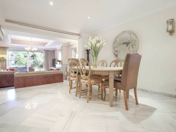 🏠 For Sale: 3-Bedroom Townhouse in Marbella Center