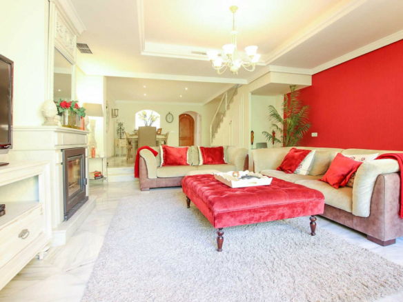 🏠 For Sale: 3-Bedroom Townhouse in Marbella Center