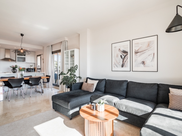 For Sale & Rent – Benahavis  – 3 Bed Penthouse –  Sea Views – Gated