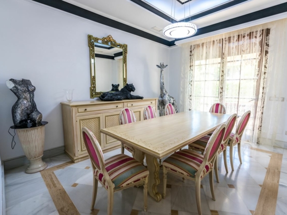 For sale 🏡 Luxury 6B Villa in Marbella Town – Walk to all facilities