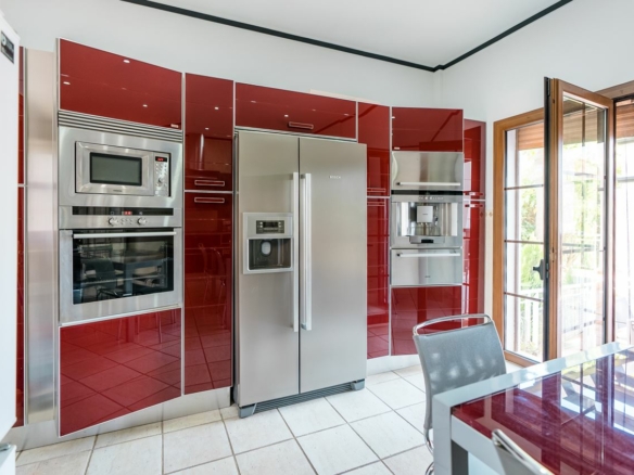 For sale 🏡 Luxury 6B Villa in Marbella Town – Walk to all facilities
