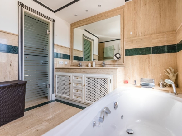 For sale 🏡 Luxury 6B Villa in Marbella Town – Walk to all facilities