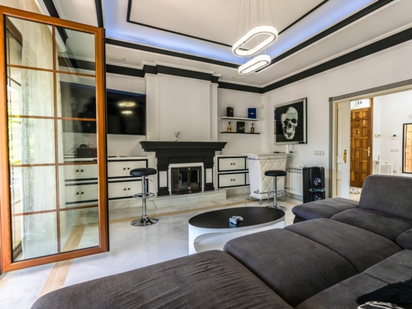 For sale 🏡 Luxury 6B Villa in Marbella Town – Walk to all facilities