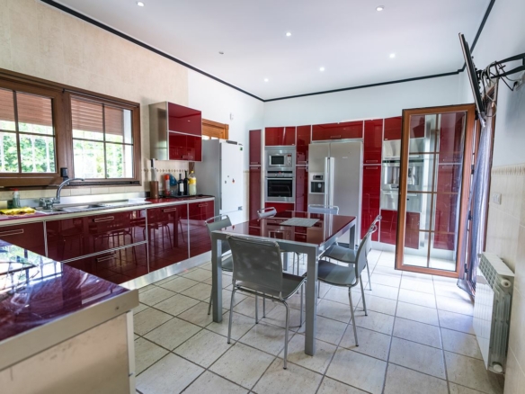 For sale 🏡 Luxury 6B Villa in Marbella Town – Walk to all facilities